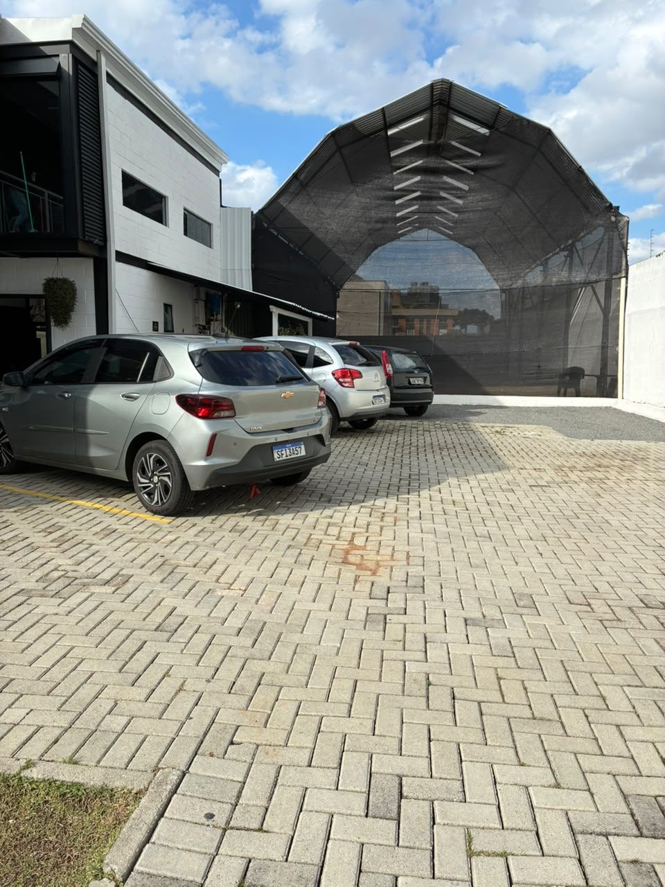 Estacionamento e fachada das quadras do Espaço Zu Feres