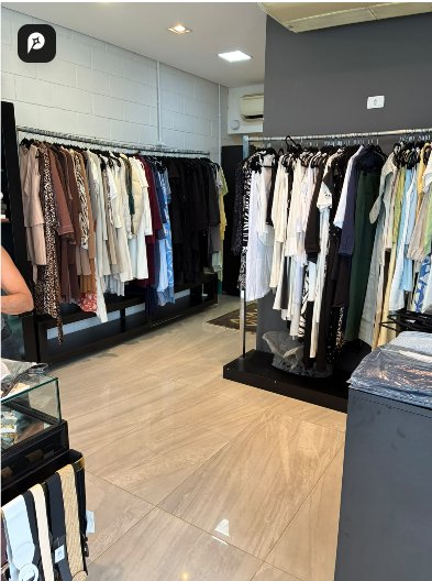 Interior da Loja Zu Feres com araras de roupas femininas organizadas
