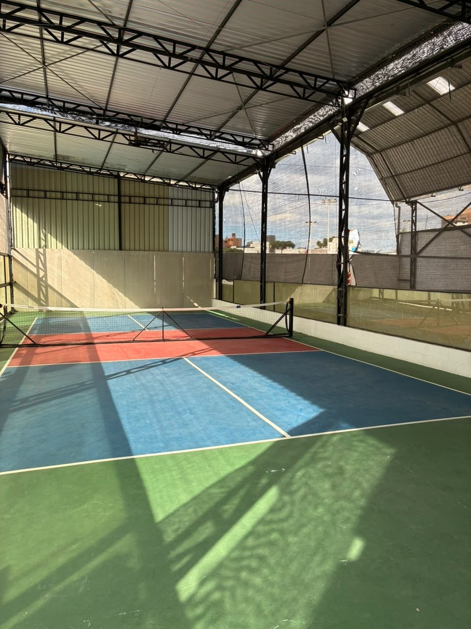 Quadra coberta de pickleball do ZF Arena